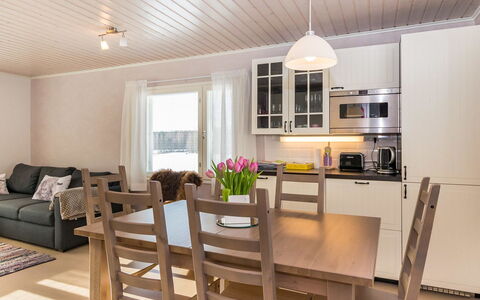 Villa Ebba: Møbel, Hjem, Dør, Stol, Udendørs Møbler, Køkken & Spisebord, Udendørs Bord, Skygge, Gård, Maling