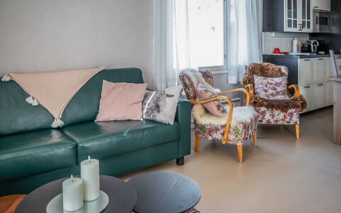 Villa Ebba: Møbel, Indretning, Væg, Gulvbelægning, Couch, Etage, Træ, Værelse, Stue, Belysning