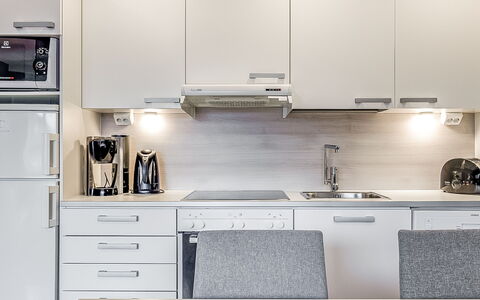 Ruka Ski Chalets 64, 1210: Køkken Apparat, Køkken, Countertop, Større Bandage, Husholdningsapparat, Møbel, Indretning, Cabinetry, Gulvbelægning, Komfur