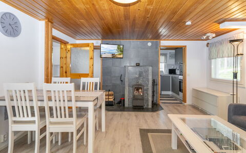 Järvelä: Træ, Indretning, Loft, Møbel, Gulvbelægning, Værelse, Etage, Belysning, Hjem, Stue