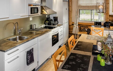 Peurankuoppa: Møbel, Køkken, Køkken Apparat, Countertop, Indretning, Træ, Gulvbelægning, Komfur, Større Bandage, Cabinetry