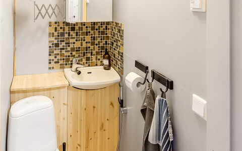 Peurankuoppa: Badeværelse, Sanitærarmatur, Toiletbræt, Indretning, Toilet, Gulvbelægning, Vvs, Etage, Håndvask, Badeværelsesvask