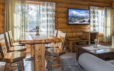Aurora Cabin: Møbel, Træ, Indretning, Gulvbelægning, Bord, Hjem, Loft, Etage, Værelse, Stue