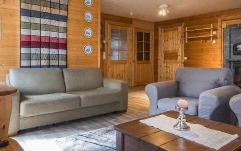 Aurora Cabin: Møbel, Indretning, Gulvbelægning, Couch, Træ, Etage, Værelse, Loft, Stue, Bord