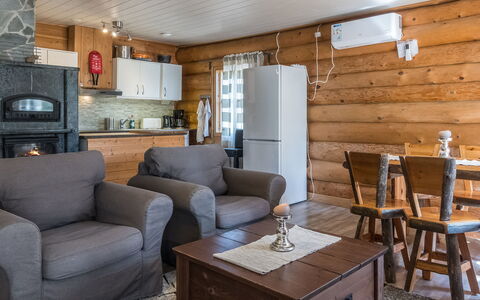 Aurora Cabin: Møbel, Træ, Gulvbelægning, Indretning, Couch, Stue, Etage, Hjem, Værelse, Loft