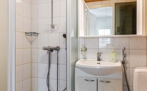 Levi Star 1503: Badeværelsesvask, Badeværelse, Sanitærarmatur, Håndvask, Indretning, Gulvbelægning, Etage, Tap, Værelse, Toilet