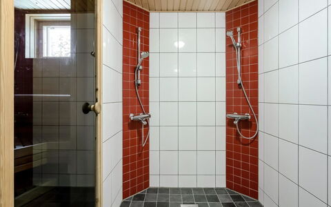Mustijoenranta: Sanitærarmatur, Gulvbelægning, Badeværelse, Etage, Indretning, Vvs, Flise, Kompositmateriale, Brusehoved, Bruser