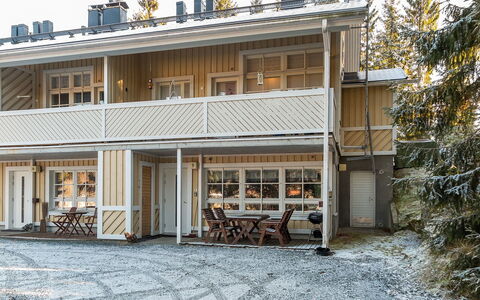 Tahkontilhi e 5: Træ, Hjem, Sidespor, Sommerhus, Skydevindue, Vinter, Historisk Hus, Dagslys, Fryser