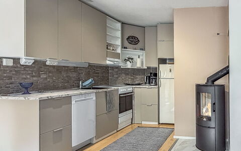 Tahkontilhi e 5: Køkken Apparat, Møbel, Køkken, Større Bandage, Cabinetry, Gulvbelægning, Countertop, Husholdningsapparat, Træ, Indretning