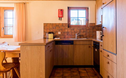 Südlenz 13 1. Og Süd-West: Cabinetry, Møbel, Vindue, Ejendom, Countertop, Bygning, Skuffe, Træ, Stol, Køkken