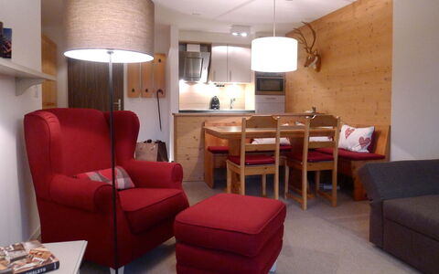 Milimatta 2 1. Og Süd: Bord, Møbel, Ejendom, Couch, Komfort, Belysning, Lampe, Arkitektur, Bygning, Etage