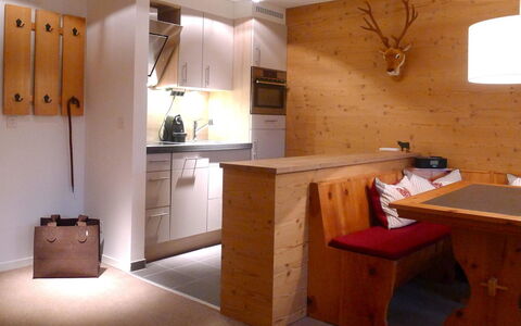 Milimatta 2 1. Og Süd: Cabinetry, Møbel, Bord, Træ, Indretning, Gulvbelægning, Etage, Bygning, Countertop, Hårdttræ