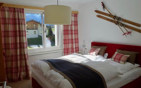 Milimatta 2 1. Og Süd: Ejendom, Møbel, Bygning, Cabinetry, Komfort, Vindue, Træ, Textile, Skygge, Bed Frame