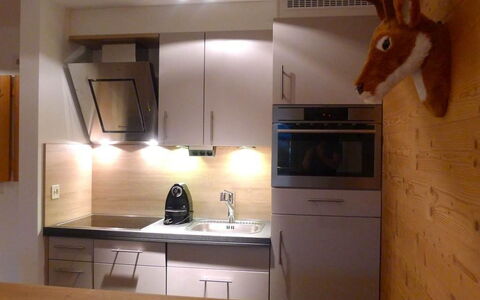 Milimatta 2 1. Og Süd: Cabinetry, Countertop, Ejendom, Køkkenvask, Hvid, Køkken Apparat, Køkken, Komfur, Træ, Husholdningsapparat