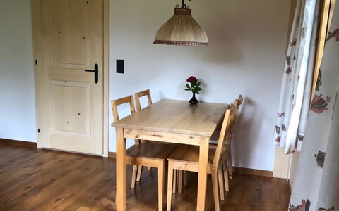 Träumli: Møbel, Gulvbelægning, Etage, Indretning, Træ, Trægulve, Stol, Køkken & Spisebord, Bord, Spisestue