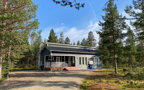 Kuukkeli: Møbel, Indretning, Gulvbelægning, Etage, Bord, Loft, Køkken & Spisebord, Belysning, Stol, Hjem