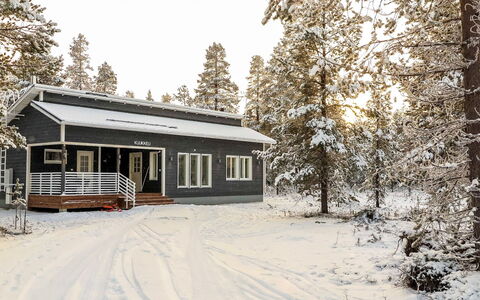 Kuukkeli: Møbel, Indretning, Gulvbelægning, Etage, Bord, Loft, Køkken & Spisebord, Belysning, Stol, Hjem