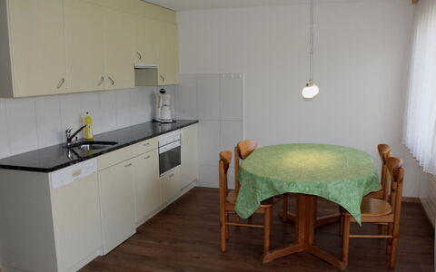 Aegertenstrasse 10: Møbel, Ejendom, Cabinetry, Håndvask, Tap, Køkkenvask, Indretning, Træ, Countertop, Gulvbelægning