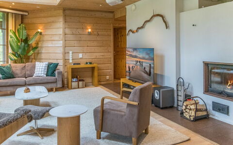 Villa Lumo (Ent. Ylläskyrö): Møbel, Indretning, Gulvbelægning, Etage, Couch, Træ, Loft, Stue, Trægulve, Værelse