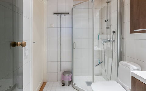 Yllästar 3 As 508: Badeværelse, Sanitærarmatur, Gulvbelægning, Indretning, Etage, Badeværelsesvask, Håndvask, Toilet, Bruser, Vvs
