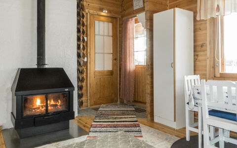 Pikkupöllö: Møbel, Træ, Loft, Indretning, Værelse, Gulvbelægning, Couch, Stue, Hårdttræ