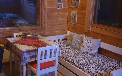 Pikkupöllö: Træ, Møbel, Indretning, Gulvbelægning, Etage, Værelse, Bejdse, Hårdttræ, Bjælkehytte, Loft