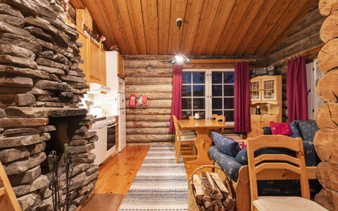 Lomaylläs D59 Palovaarankaarre 13 a: Træ, Sommerhus, Bjælkehytte, Skov, Skur, Garden Bygninger, Lærk, Woodland, Bejdse