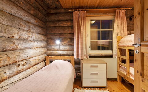 Lomaylläs D59 Palovaarankaarre 13 a: Træ, Sommerhus, Bjælkehytte, Skov, Skur, Garden Bygninger, Lærk, Woodland, Bejdse