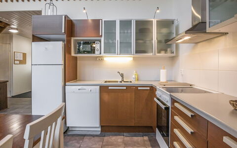 Kuura: Køkken, Køkken Apparat, Countertop, Møbel, Gulvbelægning, Større Bandage, Indretning, Etage, Træ, Cabinetry
