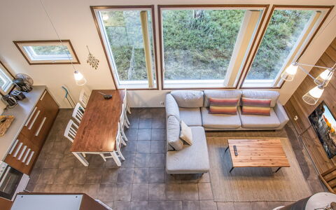 Kuura: Gulvbelægning, Møbel, Indretning, Etage, Couch, Træ, Loft, Stue, Belysning, Trægulve
