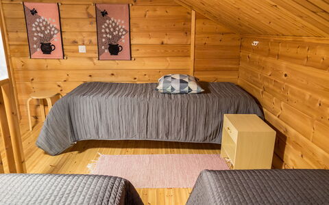 Lähikaltio 314: Træ, Etage, Gulvbelægning, Soveværelse, Loft, Indretning, Møbel, Bejdse, Seng, Hårdttræ