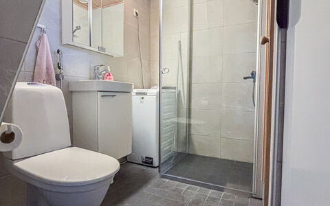Lähikaltio 314: Toiletbræt, Badeværelse, Toilet, Sanitærarmatur, Gulvbelægning, Etage, Væg, Håndvask, Indretning, Badeværelsesvask