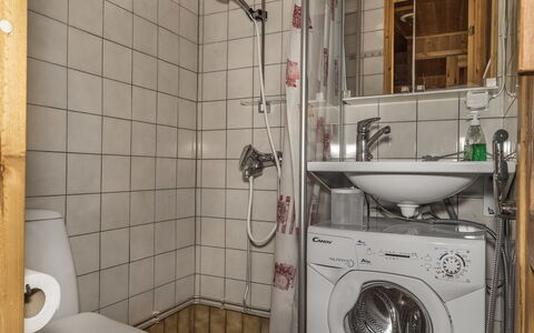 Ylläskarpalo 1 Päätyhuoneisto: Sanitærarmatur, Badeværelse, Gulvbelægning, Håndvask, Etage, Badeværelsesvask, Indretning, Toilet, Vaskemaskine, Tap