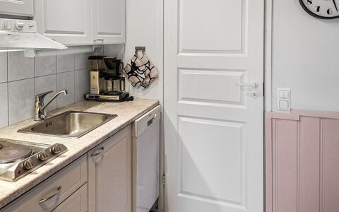 Yllästar 1 As 211: Træ, Gulvbelægning, Cabinetry, Indretning, Etage, Hjem, Countertop, Møbel, Værelse, Dør