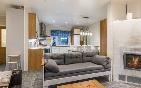 Tuulenpuuska: Møbel, Træ, Indretning, Gulvbelægning, Loft, Etage, Couch, Værelse, Stue, Hjem