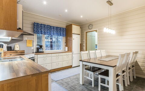 Tuulenpuuska: Træ, Indretning, Loft, Gulvbelægning, Countertop, Køkken, Møbel, Etage, Cabinetry, Hjem