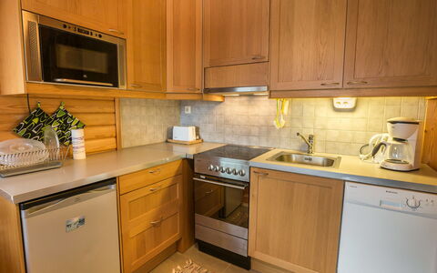 Nutukas Ylläksen Lapikas: Cabinetry, Køkken, Køkken Apparat, Countertop, Møbel, Gulvbelægning, Større Bandage, Træ, Indretning, Etage