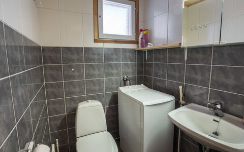 Nutukas Ylläksen Lapikas: Toiletbræt, Sanitærarmatur, Toilet, Badeværelse, Gulvbelægning, Væg, Etage, Håndvask, Badeværelsesvask, Indretning