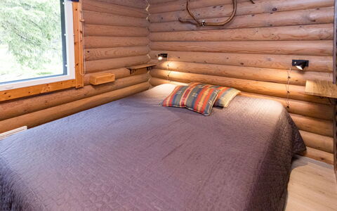 Imponlampi: Træ, Etage, Bejdse, Loft, Hårdttræ, Bjælkehytte, Planke, Soveværelse, Seng, Bed Frame