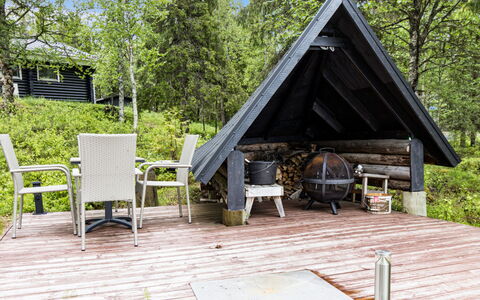 Imponlampi: Træ, Sommerhus, Hårdttræ, Dæk, Garden Bygninger, Bjælkehytte, Skygge, Planke, Have, Udendørs Møbler