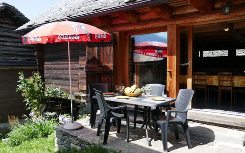 Rustico Cà Dru Lurenz: Bygning, Ejendom, Bord, Restaurant, Hus, Ejendom, Gårdhave, Værelse, Møbel