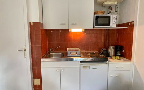 Le Cabestan: Cabinetry, Countertop, Ejendom, Køkken Apparat, Køkkenvask, Komfur, Bygning, Husholdningsapparat, Køkken, Træ