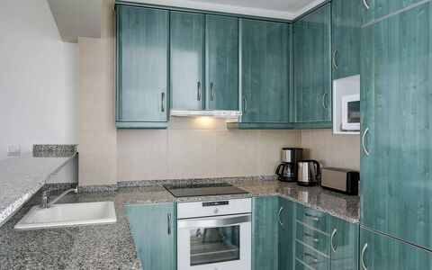 Las Estancias: Countertop, Værelse, Ejendom, Cabinetry, Køkken, Møbel, Turquoise, Indretning, Flise, Bygning