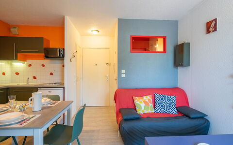 Bleu Marine: Møbel, Ejendom, Bord, Komfort, Azure, Orange, Lampe, Indretning, Dør, Etage