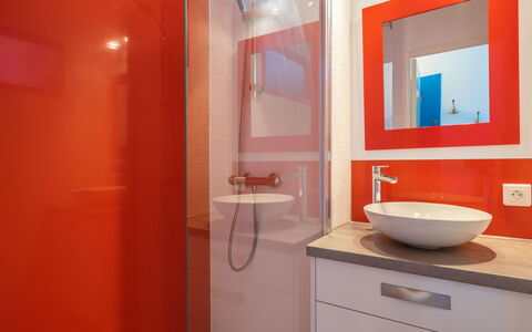 Bleu Marine: Spejl, Sanitærarmatur, Tap, Håndvask, Ejendom, Badeværelsesskab, Badeværelsesvask, Badeværelse, Cabinetry, Purple