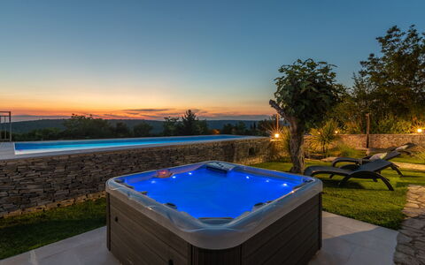 Villa Ana Rita: Vand, Plante, Himmel, Jacuzzi, Natur, Bygning, Svømmepøl, Jacuzzi, Udendørs Møbler, Træ