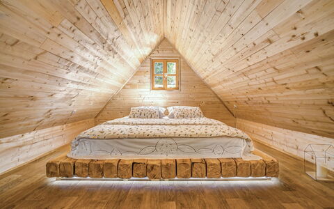 Plitvice Ii: Værelse, Kapel, Træ, Bygning, Indretning, Kultsted, Arkitektur, Hårdttræ, Attic, Loft
