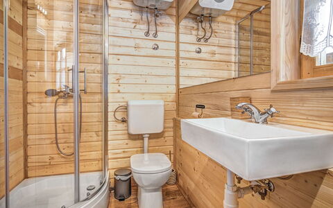 Plitvice Ii: Badeværelse, Ejendom, Værelse, Tap, Væg, Indretning, Flise, Sanitærarmatur, Arkitektur, Etage