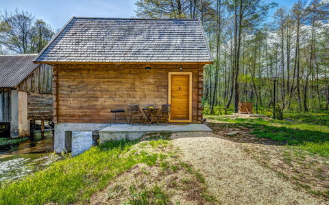 Plitvice Ii: Ejendom, Hus, Hjem, Ejendom, Sommerhus, Naturlige Landskab, Bygning, Træ, Skur, Landdistrikt