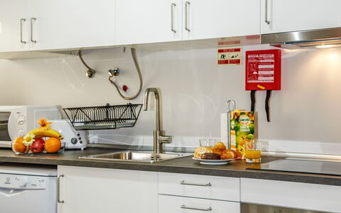 Studio Mafra: Countertop, Køkken, Værelse, Gul, Ejendom, Orange, Cabinetry, Møbel, Indretning, Materielle Værdier